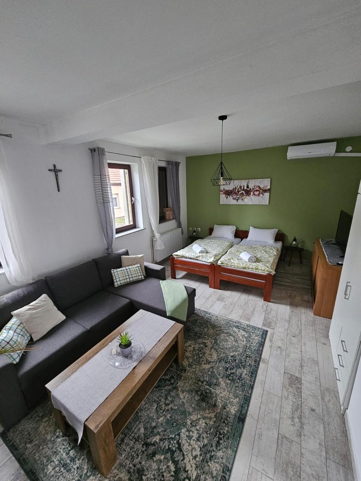 Studio Apartman Dora Ilok Eksteriør bilde